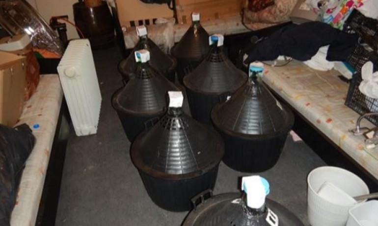 350 литра нелегален алкохол намерен в склад на хотел в Говедарци - Tribune.bg