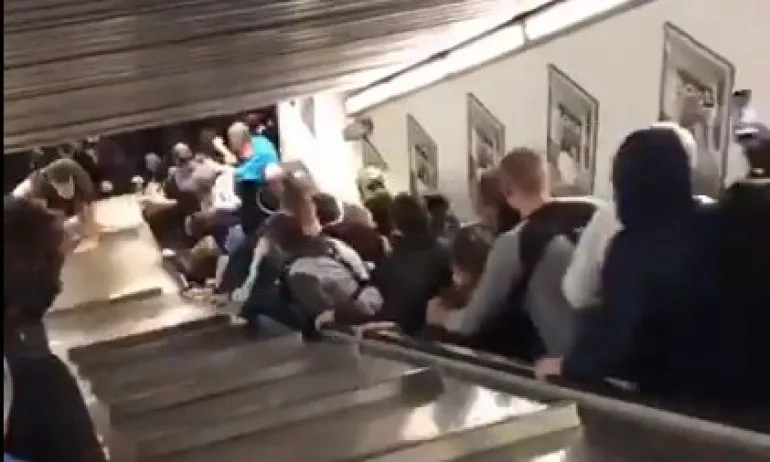 Десетки футболни фенове ранени при авария на ескалатор (ВИДЕО) - Tribune.bg