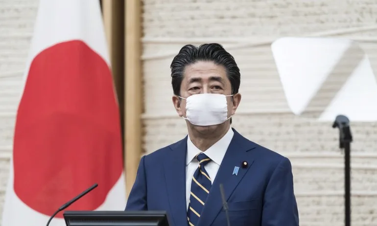 Японският премиер показа как живее в изолация с музикален поздрав (ВИДЕО) - Tribune.bg