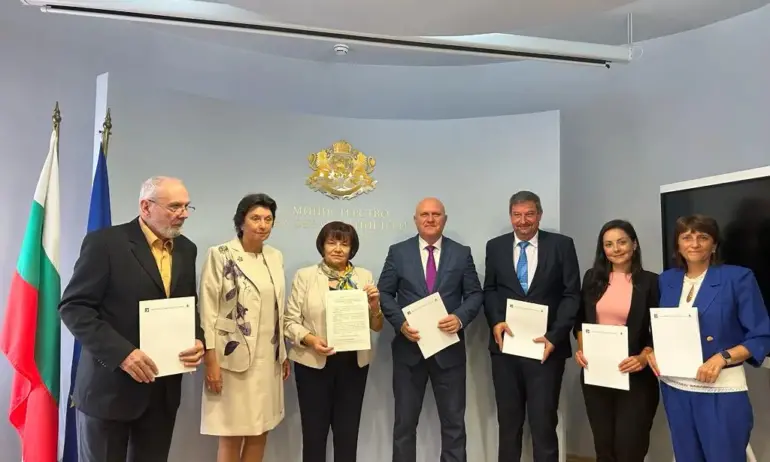 Със задна дата вдигат учителските заплати с 15%, минималната стана 1709 лв. - Tribune.bg