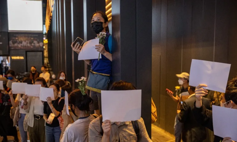 Без думи: Китайците протестират с бели листи хартия вместо лозунги (СНИМКИ) - Tribune.bg