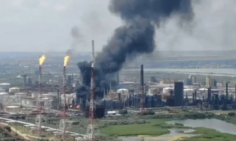 Експлозия в най-голямата румънска петролна рафинерия до Черно море, има жертва и ранени (ВИДЕО) - Tribune.bg