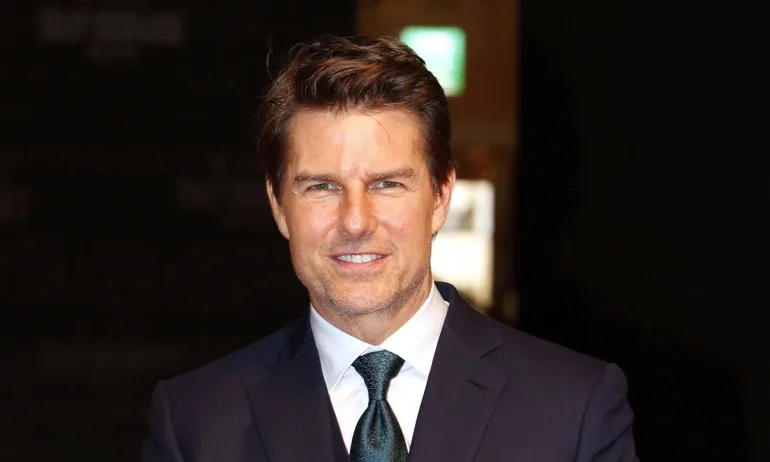 Като на кино: Том Круз приземи вертолета в центъра на Лондон насред порой - Tribune.bg