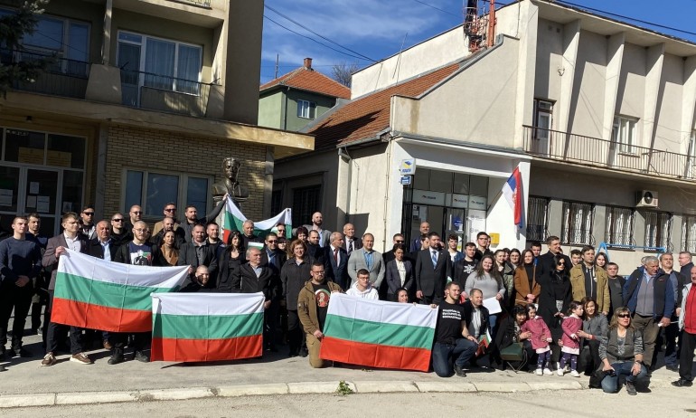 ЛГБТ активистка към Антоанета Цонева: Скъпи демократи, позирате с Джамбазки и Христо Германеца – и това ли е фалшиво? - Tribune.bg