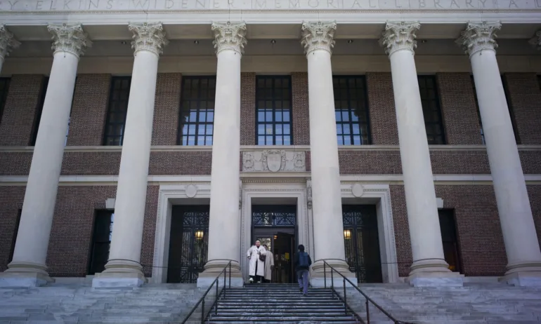 Американското правителство отне правото на Харвард да приема чуждестранни студенти - Tribune.bg