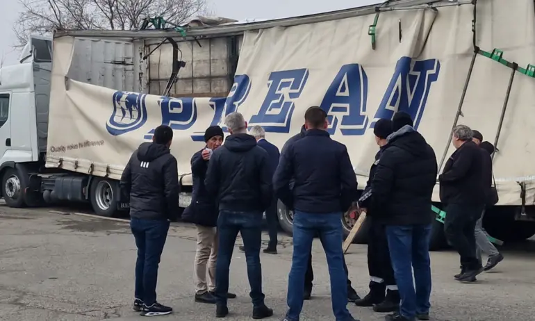 Служители на военния завод Арсенал“ разтовариха камиона, който вчера се