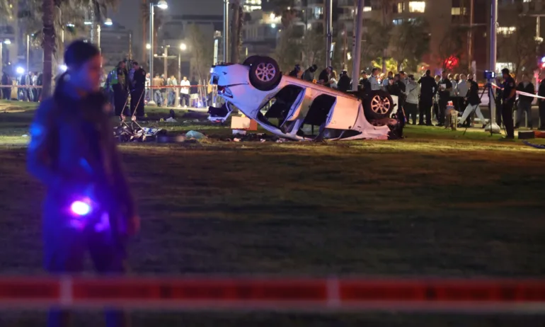 Автомобил се вряза в пешеходци в Тел Авив - един загинал и седем ранени туристи - Tribune.bg