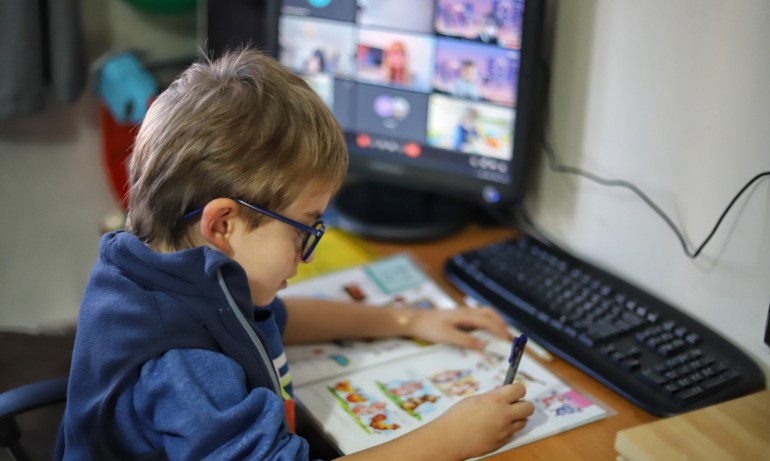 Малките ученици от 15 области остават вкъщи, не се знае кога ще има тестове за тях - Tribune.bg