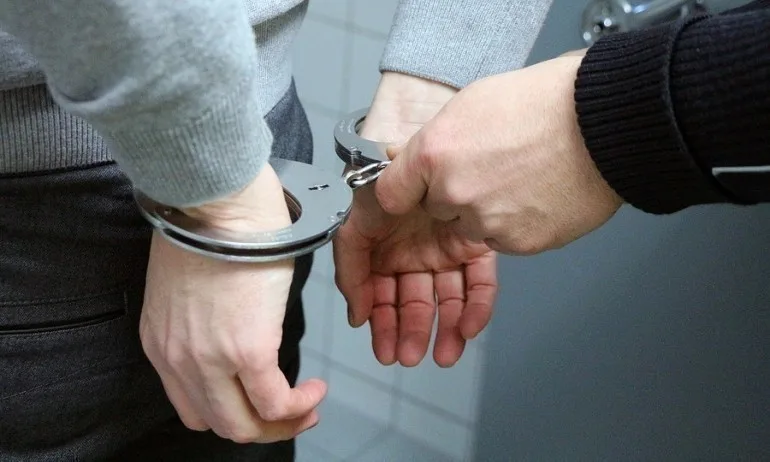 Двама задържани след побой и грабеж на 13 лв. от 69-годишен мъж - Tribune.bg
