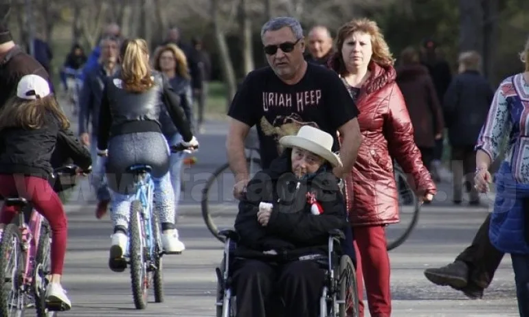 Валери Симеонов на разходка с майка си - Tribune.bg