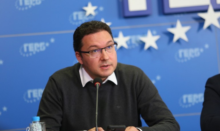 Заместник-председателят на ГЕРБ Даниел Митов отрече медийни публикации, че държи