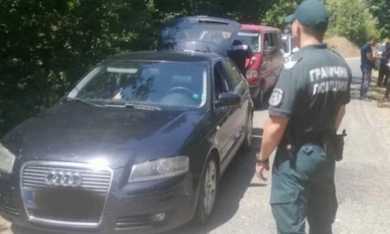 Задържаха петима каналджии с 10 незаконни имигранти - Tribune.bg