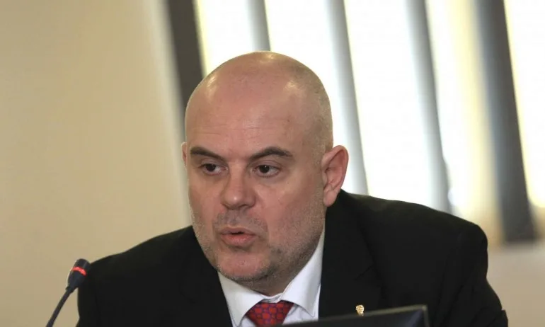 Гешев опроверга фейк от мрежата, няма снимка с Борисов и Тодор Живков - Tribune.bg