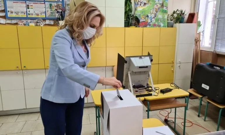Марияна Николова гласува машинно и призова хората да гласуват спрямо личните си убеждения - Tribune.bg
