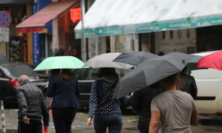 Валежите продължават, температурите обаче ще са до 27 градуса - Tribune.bg