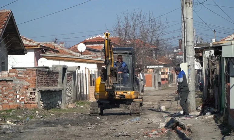 Спряха водата на аванта на роми в Хасково - Tribune.bg