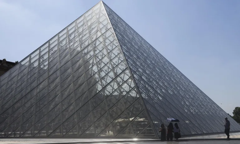 Дръзък обир в Лувъра: Безценни бижута откраднати само за 7 минути - Tribune.bg