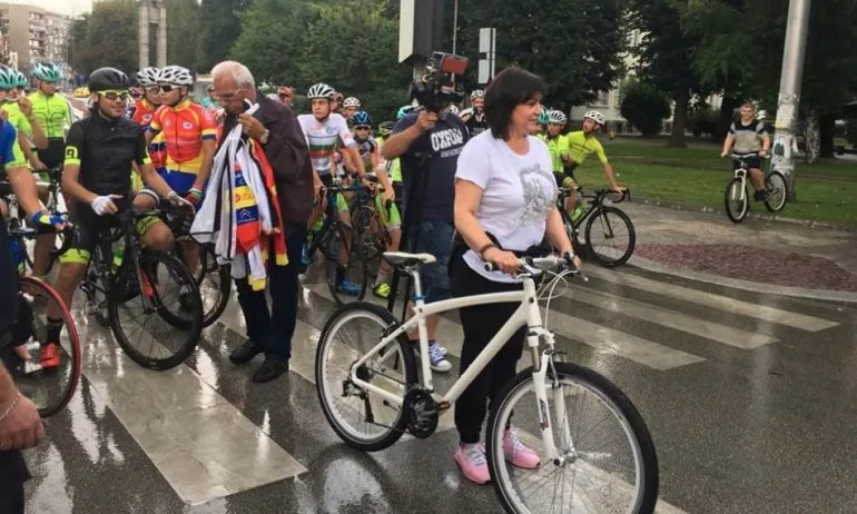 Корнелия Нинова пое към Шипка с велосипед - Tribune.bg