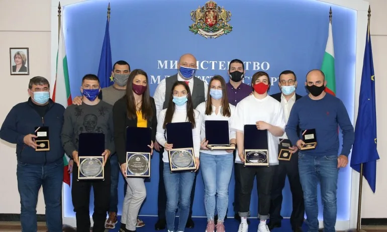 Министър Кралев награди медалистите от Европейското първенство по борба - Tribune.bg