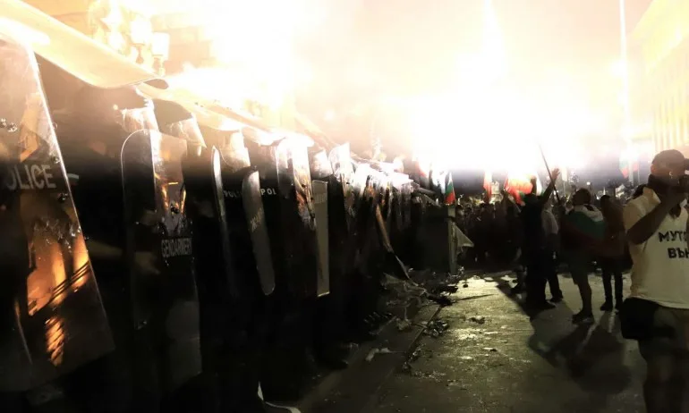 СДВР: Над 120 арестувани след сблъсъците, щадяхме протестиращите с риск за живота на полицаите - Tribune.bg
