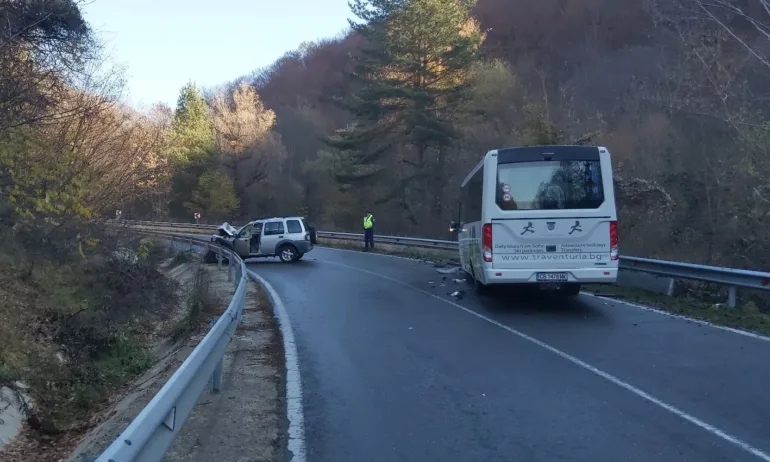 Катастрофа между автобус и джип на пътя за Рилския манастир, има ранени - Tribune.bg