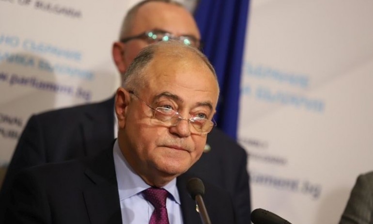 Атанасов: България ще даде военнотехническа помощ на Украйна - Tribune.bg