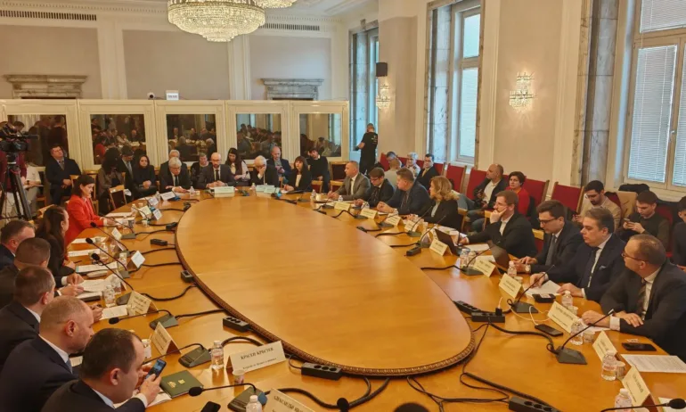 Ресорната комисия в НС прие на първо четене удължителния закон за бюджета - Tribune.bg