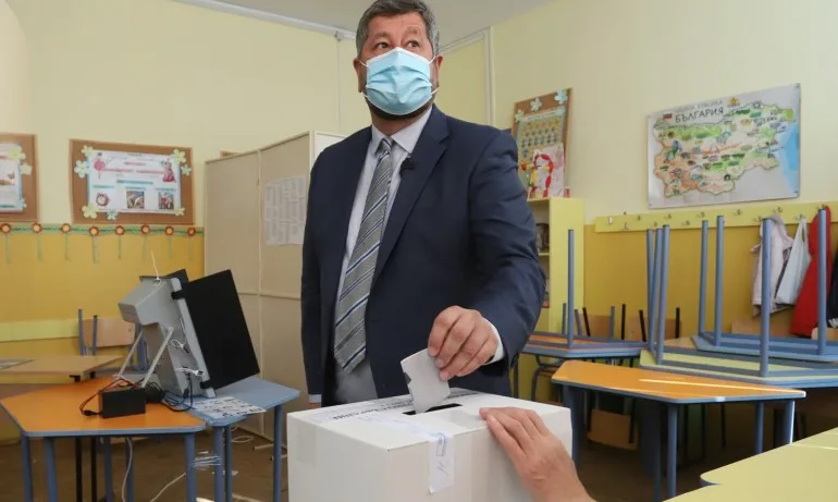 Христо Иванов: Гласувах за дълбока трансформация, изборният процес върви добре - Tribune.bg
