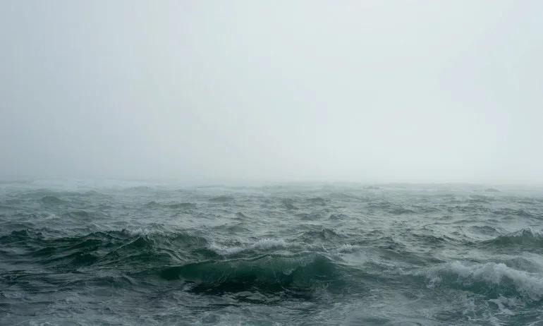 Издирват двама български моряци, паднали са зад борба на кораб в Норвегия - Tribune.bg