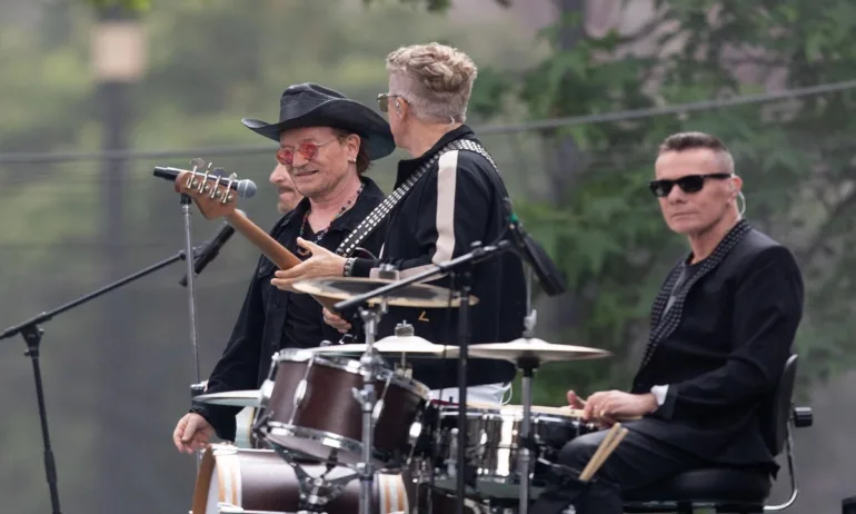 Истински фурор под дъжда: U2 превзеха Мексико сити с неочаквано шоу за стотици фенове (ВИДЕО) - Tribune.bg