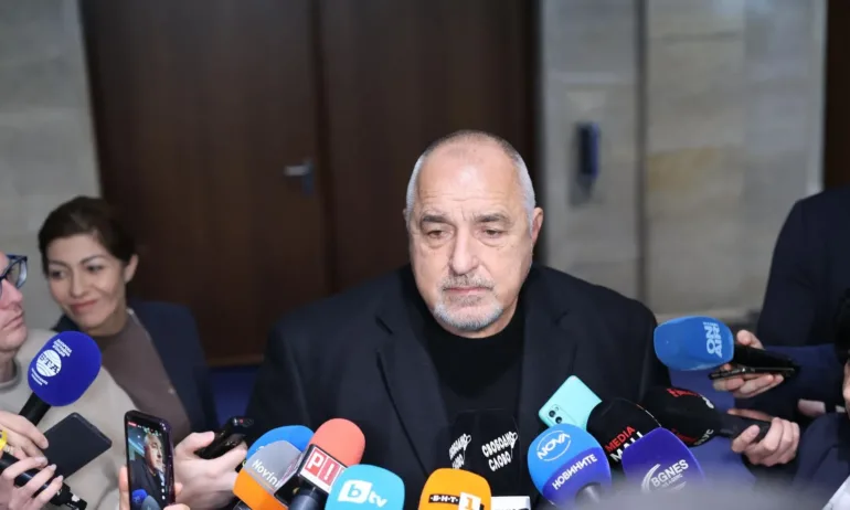 Високо напрежение: Борисов нападна Радев за правителствения самолет - заради него евакуирахме хората с граждански полет - Tribune.bg