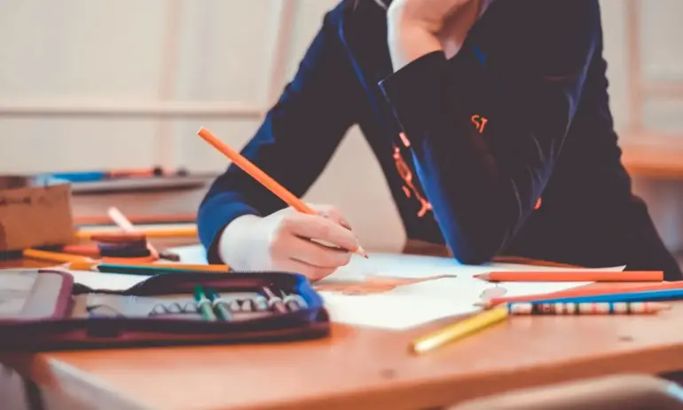 МОН бори случаите на насилие чрез линия в помощ на учители и директори - Tribune.bg