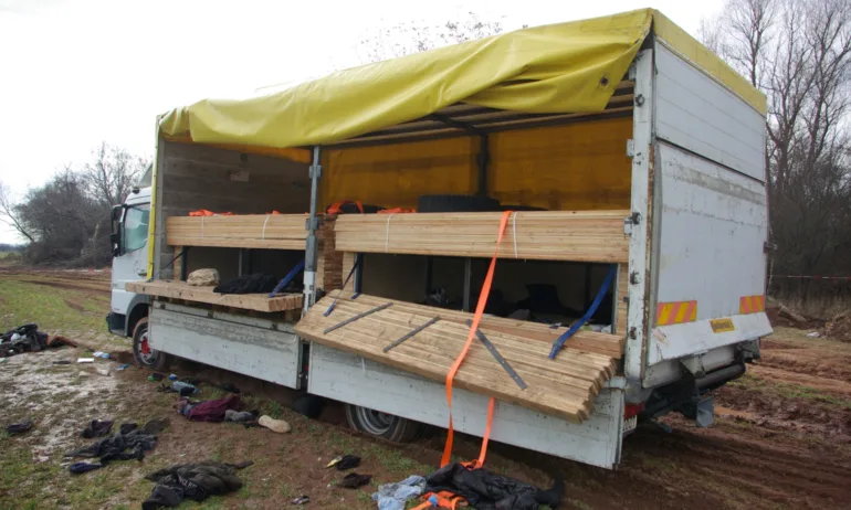 Мигрантите от камиона-ковчег в Локорско са изпращали съобщения през телефон, че умират хора - Tribune.bg