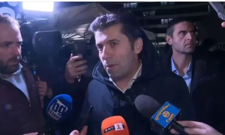 Кирил Петков обяви пред протестиращите: Нашата роля в този момент е да светкаме прожекторите - Tribune.bg