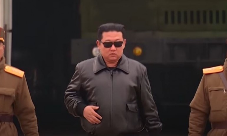 Екшън по севернокорейски: Ким Чен-ун се снима как пуска нов тип ракета (ВИДЕО) - Tribune.bg
