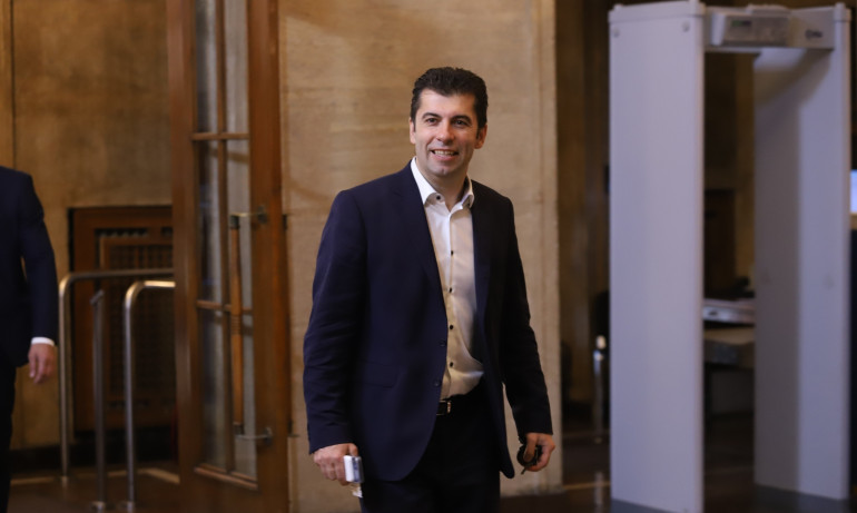 Соня Колтуклиева: В правителството царѝ весел хаос, а Кирил Петков се самоубива всеки ден - Tribune.bg