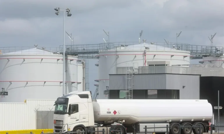 Ормузкият проток почти блокиран, преминават едва три кораба - Tribune.bg