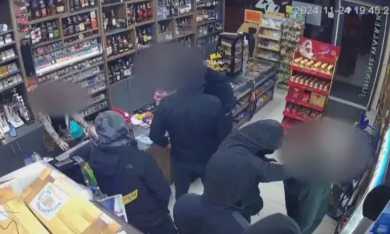 Младежи с черни качулки и маски нападнаха деца в магазин в Люлин - Tribune.bg