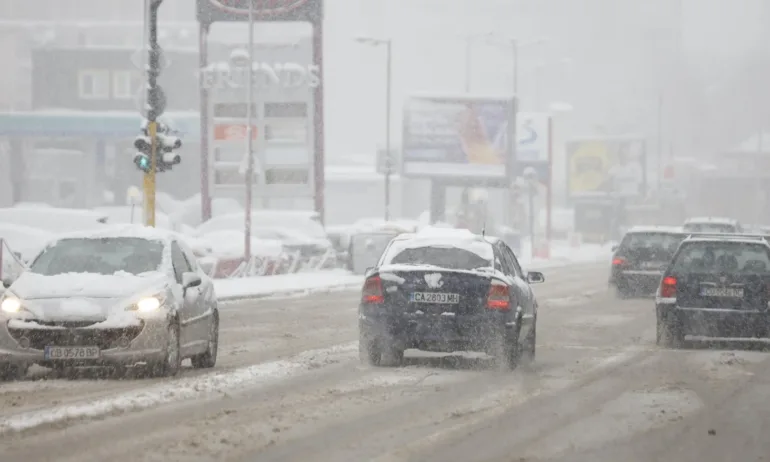 Снегът отново изненада Столична община: Пътници бутаха автобус в София (ВИДЕО) - Tribune.bg