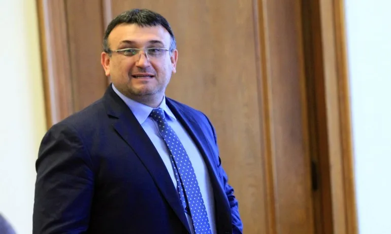 Младен Маринов изпраща абитуриент - Tribune.bg