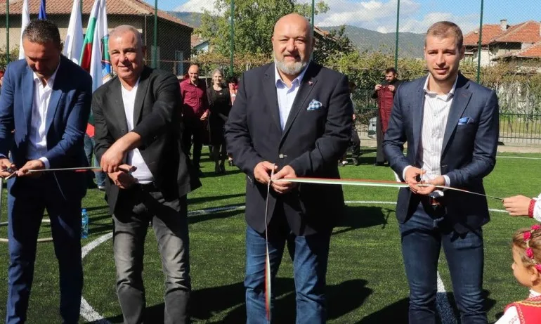 Красен Кралев откри футболно игрище в с. Черниче - Tribune.bg