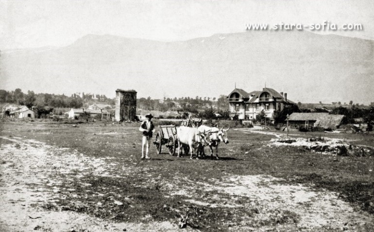 В началото на 20 век стената е стърчала самотна в покрайнините на града сред запустели турски гробища. / снимка: Стара София