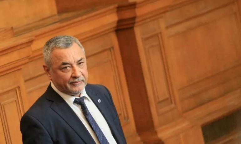 Валери Симеонов : Протестите срещу мен са намеса в правилата и реда на парламента - Tribune.bg