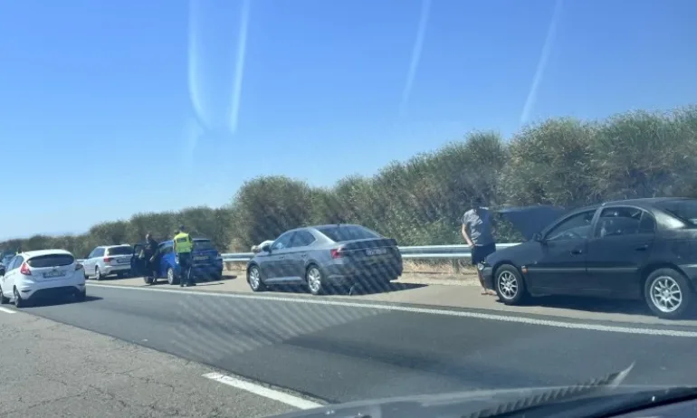 Километри задръстване на Тракия след катастрофа край Карнобат - Tribune.bg