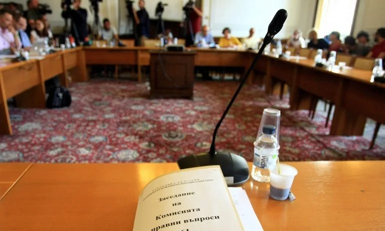Анна Александрова поема правната комисия на парламента - Tribune.bg