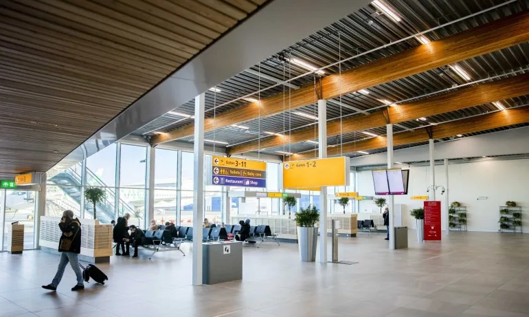 Нидерландия спря спря полетите от Великобритания заради новия щам на коронавируса - Tribune.bg