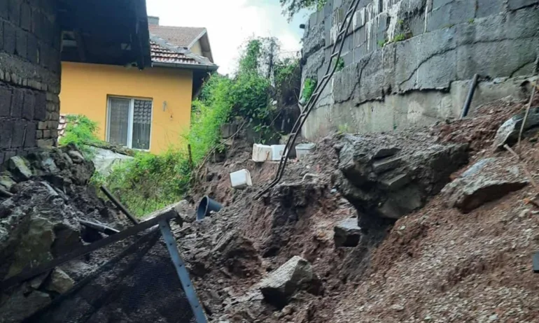 Срути се подпорна стена в Перник, кметът обявява частично бедствено положение - Tribune.bg