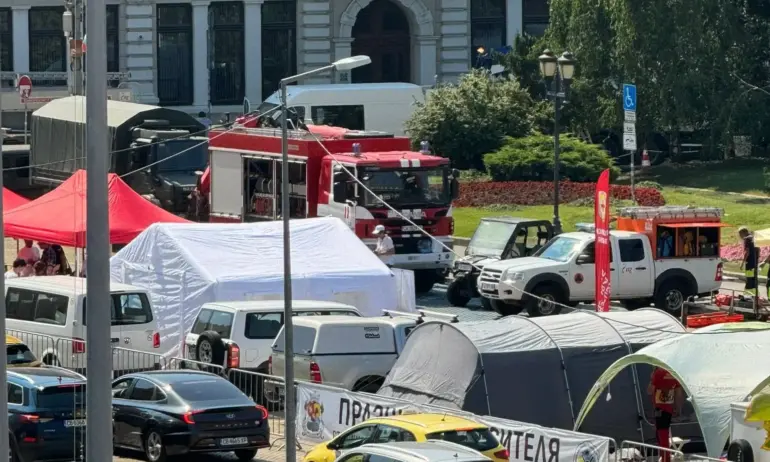 Докато България гори, Терзиев струпва пожарна техника да празнува - Tribune.bg