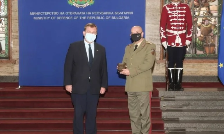 Каракачанов награди ген. Мутафчийски за Деня на народните будители - Tribune.bg