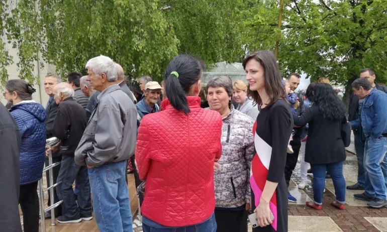 Мария Неделчева-Габриел празнува Гергьовден с хората от Хаджидимово - Tribune.bg